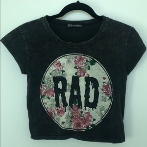 Semi-cropped T-shirt.